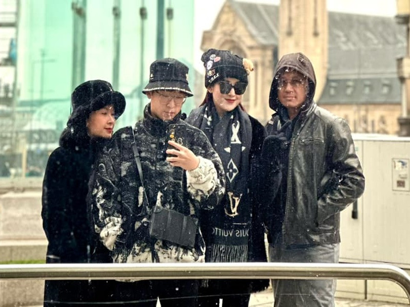 Huyền My từng chia sẻ, sau khi đoạt danh hiệu á hậu, bố đã giúp cô làm quản lý kiêm lái xe, còn mẹ là stylist kiêm thủ quỹ.