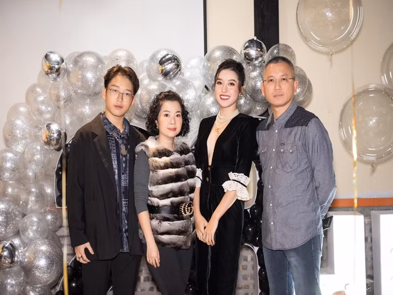 Mẹ Huyền My vẫn trẻ đẹp ở tuổi trung niên còn bố của nàng hậu được nhận xét phong độ.