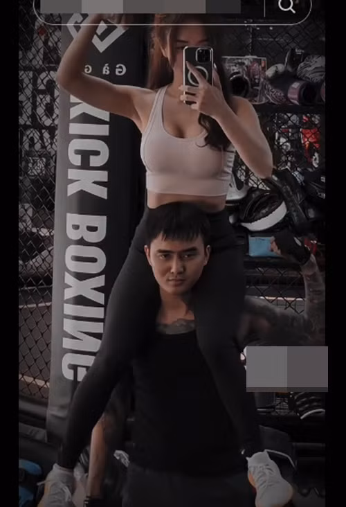 Nam rapper cõng bạn gái trong một buổi tập luyện. Ảnh: TikTok Bảo Ngọc.