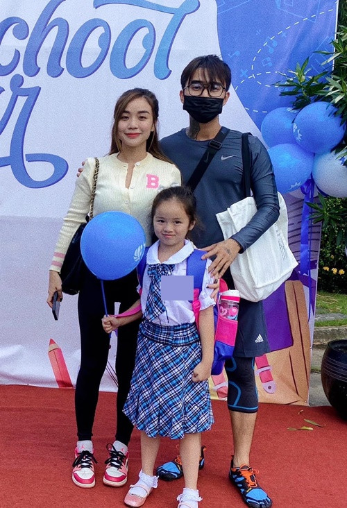 "Đạt không nghĩ Cindy, Gà hay Cún sẽ quá để ý đến công việc làm nhạc của mình. Thế nhưng đến lúc gần hoàn thành bài hát, Đạt thực sự bất ngờ khi hai "công chúa nhỏ" là người hát rất lớn, rất thuộc lời. Điều đó cho Đạt cảm giác có lẽ mình vẫn có một lượng khán giả nhất định, ít nhất là hai con gái vẫn đang lắng nghe mình", rapper chia sẻ trên Người Lao Động. Ảnh: FB Bảo Ngọc.