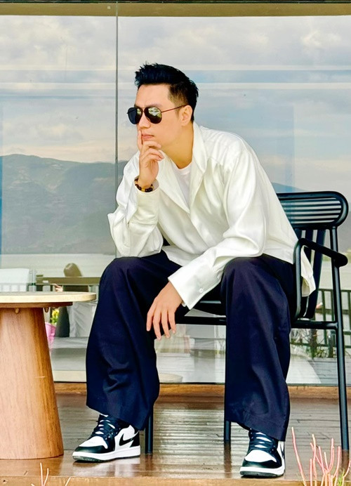 Theo Việt Anh, từ đầu năm 2023, Hương Trần mua nhà với người yêu mới nhưng lại vẫn muốn anh chu cấp tiền thuê nhà như trước đây. Nam diễn viên không đồng ý. Anh sẽ chỉ chu cấp đầy đủ cho con trai chung. Việt Anh còn tố bị vợ cũ cấm gặp con trai. Ồn ào giữa Việt Anh và vợ cũ sau đó cũng lắng xuống. Ảnh: FB Việt Anh.