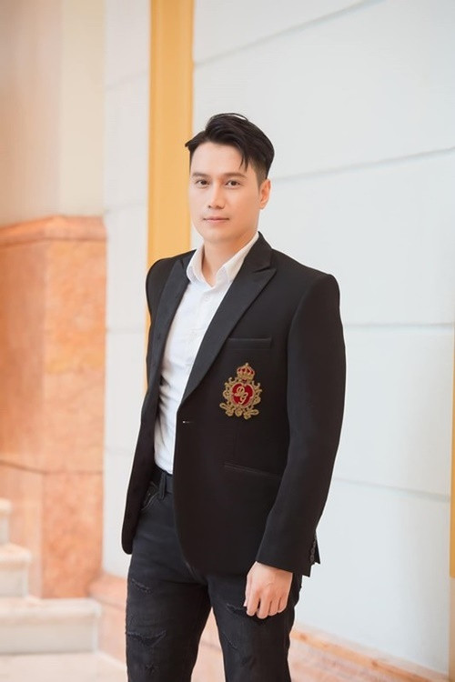 Tháng 6/2021, Việt Anh bất ngờ chia sẻ cuộc sống khó khăn. Trong một clip, nam diễn viên chia sẻ, trước dịch COVID-19, anh có 2 nguồn thu tương đối ổn định là cho thuê một căn nhà mặt đất và một căn chung cư. Tuy nhiên, vì dịch, cả hai căn nhà đều bị khách trả lại, chưa có ai thuê. Riêng căn chung cư, Việt Anh trả góp ngân hàng, hiện còn 2 tỷ. Mỗi tháng, anh phải trả 30 triệu cả gốc lẫn lãi. Cộng với tiền sinh hoạt phí của Việt Anh rơi vào khoảng 50 triệu/tháng. Ảnh: FB Việt Anh.