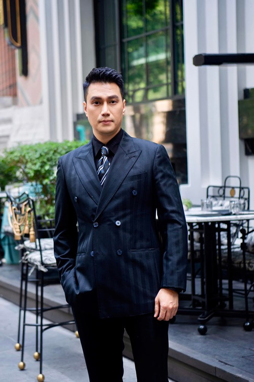 Việt Anh cho biết, anh và Hương Trần ly hôn vì những mâu thuẫn, bất đồng quan điểm không thể dung hòa và cứu vãn. Nam diễn viên khẳng định, anh luôn cố gắng chu cấp đầy đủ, lo cả nhà ở cho vợ cũ và con, kể cả giai đoạn dịch COVID-19 kéo dài hai năm công việc của anh không thuận lợi. Ảnh: FB Việt Anh.