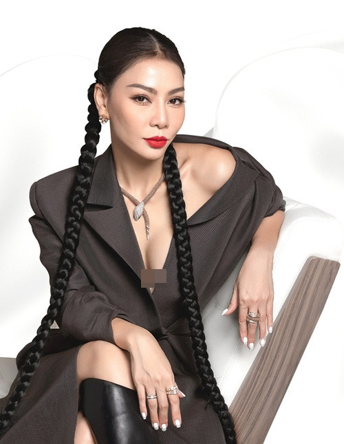 Không ít lần, Thu Minh mặc hở táo bạo khoe đường cong hình thể.