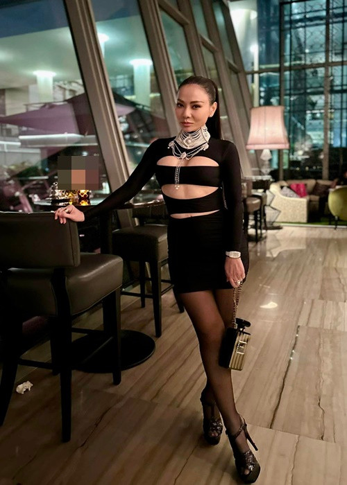 Nữ ca sĩ lựa chọn trang phục cắt xẻ ở vòng một.