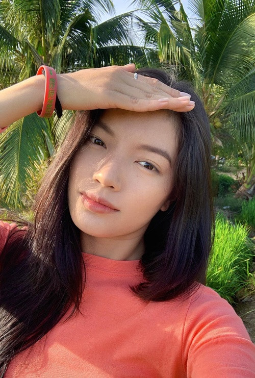Bích Tuyền trẻ trung, xinh đẹp khi mặc đơn giản, trang điểm nhẹ nhàng. Ảnh: FB Bích Tuyền.