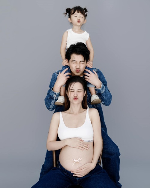 Con gái đầu lòng của Đông Nhi sinh năm 2020.