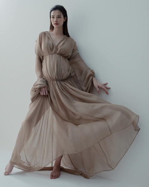 Đông Nhi diện loạt váy áo xuyên thấu trong bộ ảnh bầu.