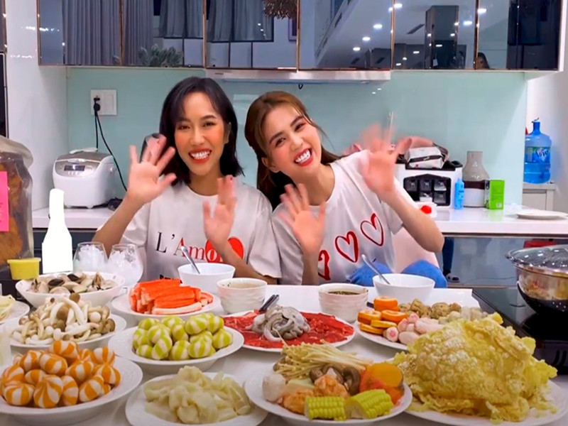 Ngọc Trinh thường xuyên mời đồng nghiệp thân thiết đến chơi nhà. Ảnh: FB Ngọc Trinh.