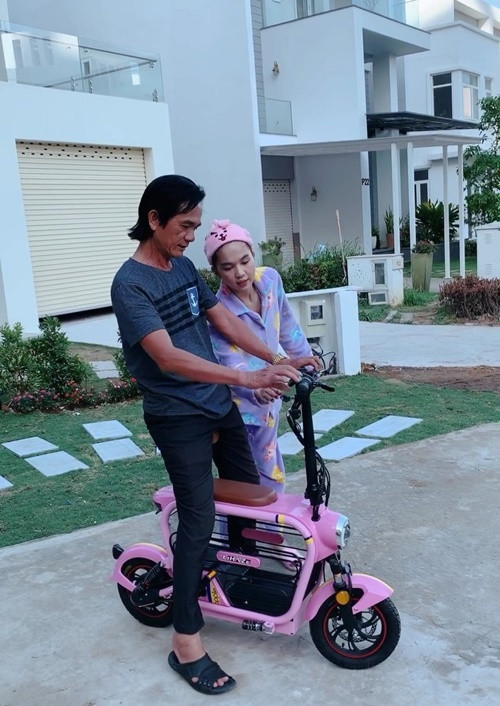 Ngọc Trinh từng đón bố và mẹ kế từ Trà Vinh lên Sài Gòn để sống cùng. Ảnh: Instagram Ngọc Trinh.