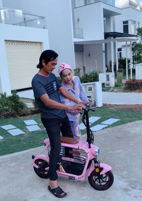 Ngọc Trinh từng đón bố và mẹ kế từ Trà Vinh lên Sài Gòn để sống cùng. Ảnh: Instagram Ngọc Trinh.