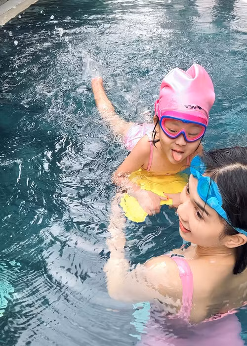 Ngọc Trinh ở cùng con gái nuôi trong biệt thự. “Tính ra là về ở với mình được 13 tháng rồi đó, kỷ niệm ngày bả chịu bơi hết hồ bơi tại nhà”, nữ người mẫu chia sẻ về con gái nuôi năm 2023. Ảnh: Instagram Ngọc Trinh.