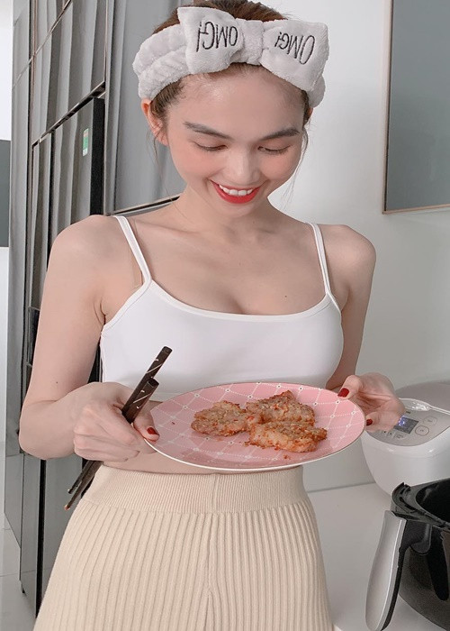 Chân dài gốc Trà Vinh khoe tự nấu ăn. Ảnh: Instagram Ngọc Trinh.