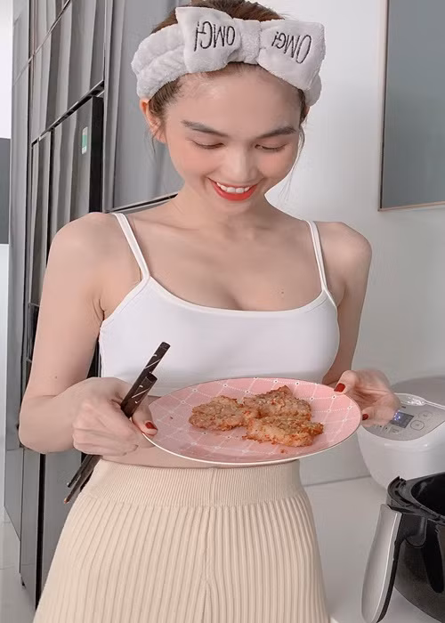 Chân dài gốc Trà Vinh khoe tự nấu ăn. Ảnh: Instagram Ngọc Trinh.