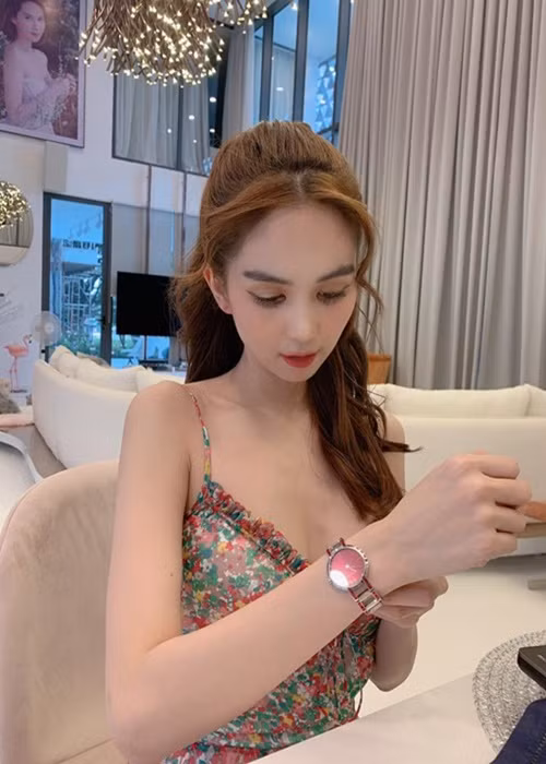 Tháng 3/2021, vụ việc người mẫu Ngọc Trinh bị mất cắp tài sản 10 tỷ thu hút sự chú ý của dư luận. Theo nguồn tin của Znews, nữ người mẫu trình báo mất bộ sưu tập đồng hồ gồm hơn 10 chiếc tại căn nhà ở phường Phú Hữu, TP Thủ Đức. Đến nay, chưa có thông tin cuối cùng về vụ trộm. Ảnh: FB Ngọc Trinh.