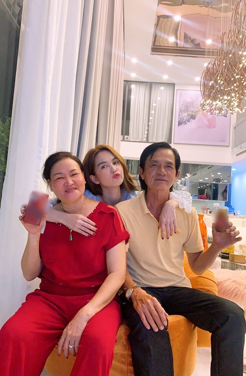 Ngọc Trinh biết bố hay ngủ trưa trên chiếc ghế không được thoải mái nên đã quyết định mua một chiếc sofa dành riêng cho bố. Không những thế, biết bố thích hát karaoke, Ngọc Trinh tậu luôn một dàn máy. Ảnh: Instagram Ngọc Trinh.