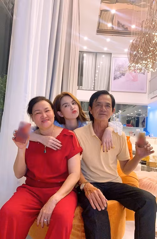 Ngọc Trinh biết bố hay ngủ trưa trên chiếc ghế không được thoải mái nên đã quyết định mua một chiếc sofa dành riêng cho bố. Không những thế, biết bố thích hát karaoke, Ngọc Trinh tậu luôn một dàn máy. Ảnh: Instagram Ngọc Trinh.