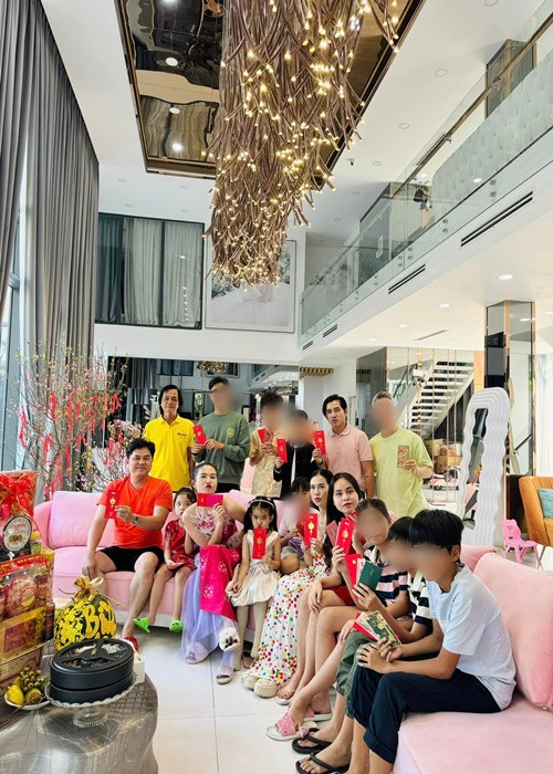 Anh chị của Ngọc Trinh thường xuyên tụ tập tại nhà của nữ người mẫu. Ảnh: FB Ngọc Trinh.