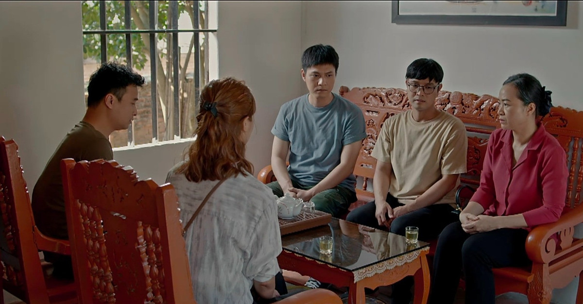 Gần nhất, NSƯT Linh Huệ vào vai người mẹ thương và chiều con trong "Vui lên nào anh em ơi". Trong phim, nghệ sĩ Linh Huệ vẫn là một người mẹ hết lòng chiều chuộng, thương yêu con trai Thắng (Thái Sơn).