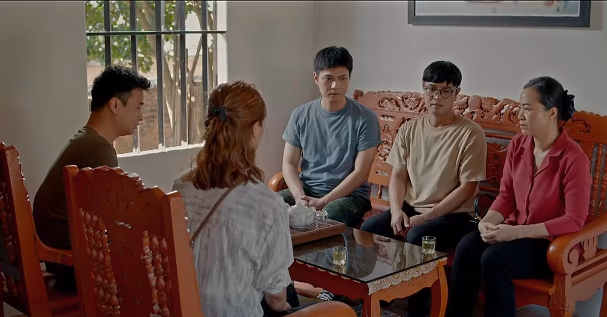 Gần nhất, NSƯT Linh Huệ vào vai người mẹ thương và chiều con trong "Vui lên nào anh em ơi". Trong phim, nghệ sĩ Linh Huệ vẫn là một người mẹ hết lòng chiều chuộng, thương yêu con trai Thắng (Thái Sơn).