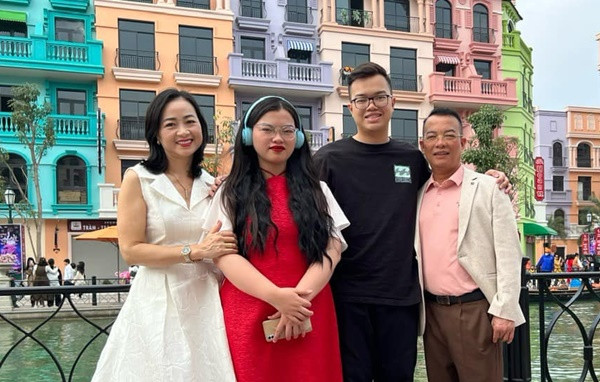 NSƯT Linh Huệ có cuộc sống bình yên, êm ấm bên ông xã doanh nhân và 2 con. Hiện tại, các con của nữ nghệ sĩ đều đã lớn nên chị có nhiều thời gian cho bản thân và đam mê hơn.