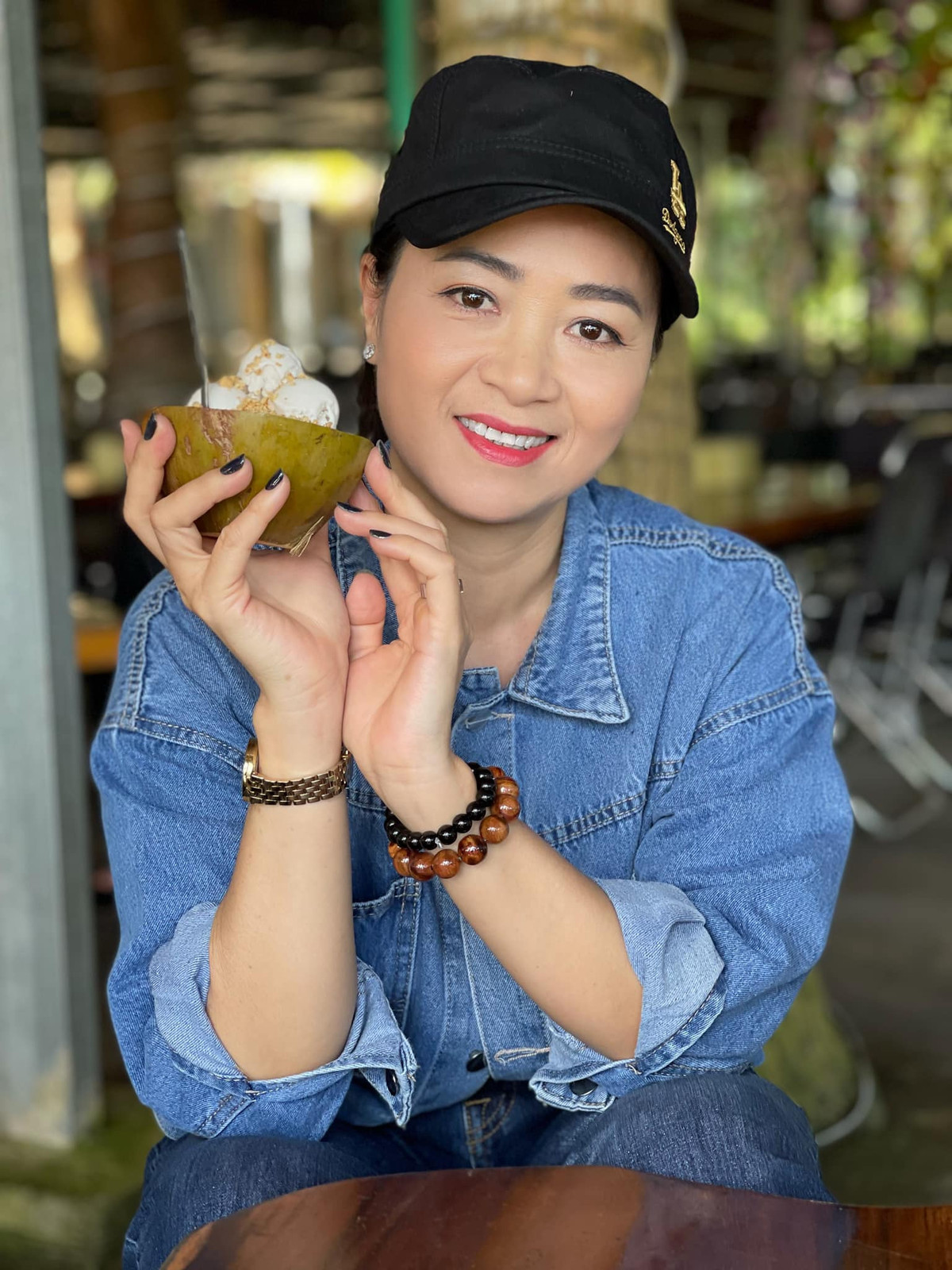 Trên phim luôn vào những vai hiền lành, cam chịu, ngoài đời NSƯT Linh Huệ cũng là người giản dị.