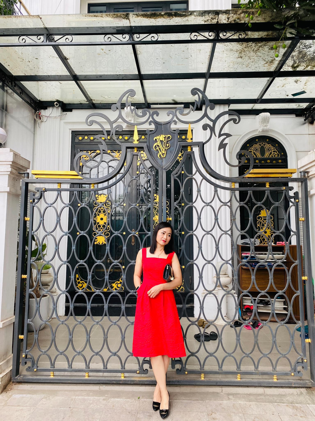 Trên trang cá nhân, nghệ sĩ Linh Huệ thường xuyên đăng ảnh đi chơi cùng bạn bè đồng nghiệp thân thiết.