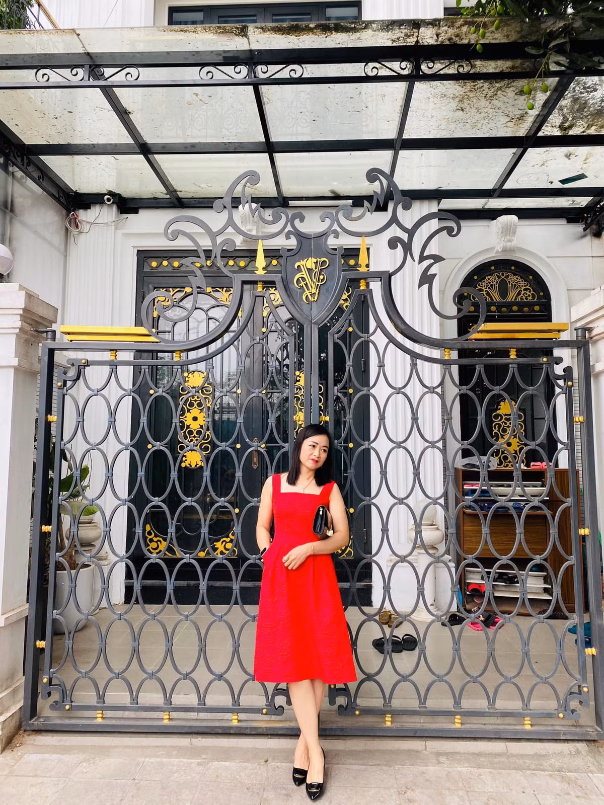 Trên trang cá nhân, nghệ sĩ Linh Huệ thường xuyên đăng ảnh đi chơi cùng bạn bè đồng nghiệp thân thiết.