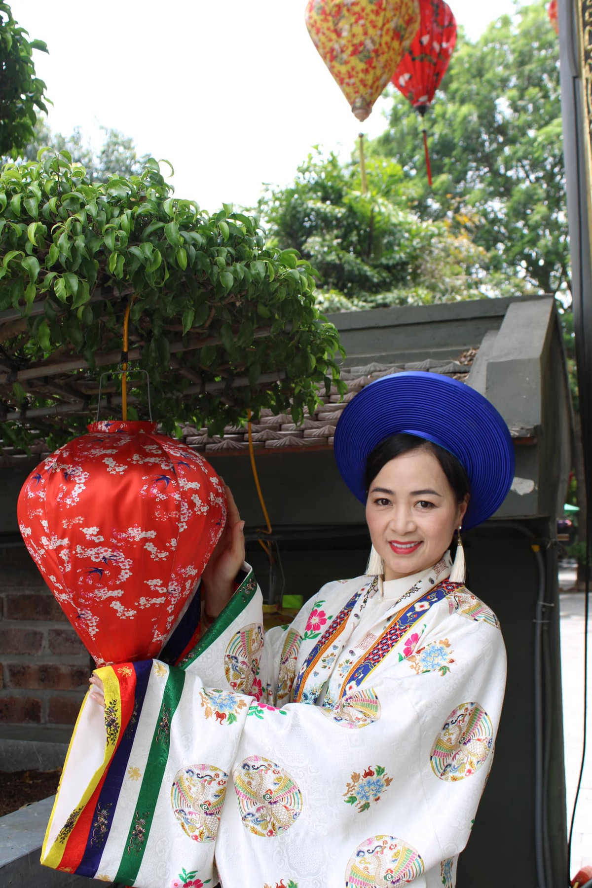 Với vẻ đẹp hiền hậu, NSƯT Linh Huệ ghi dấu ấn với khán giả sân khấu kịch qua nhiều tác phẩm như: "Những bóng đen còn đó", "Hai mươi ngày oan trái", "Những người con Hà Nội", "Mảnh đất lắm người nhiều ma", "Thúy Kiều"…