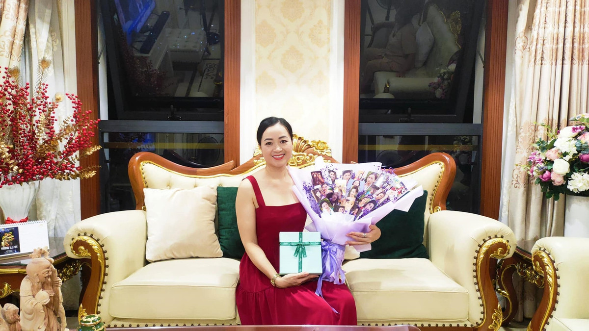 NSƯT Linh Huệ sinh năm 1973 ở Hòa Bình. Năm 1989, Linh Huệ thi và trúng tuyển vào Đoàn Kịch nói Hà Tây. Hiện tại, chị đang công tác tại Nhà hát Kịch Hà Nội.