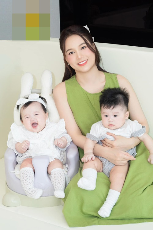 Cặp song sinh nhà hot girl đều bụ bẫm, có nhiều biểu cảm đáng yêu.