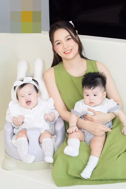 Cặp song sinh nhà hot girl đều bụ bẫm, có nhiều biểu cảm đáng yêu.