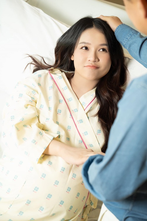 Sam nhõng nhẽo với bạn đời trước khi được chuyển vào phòng sinh mổ.