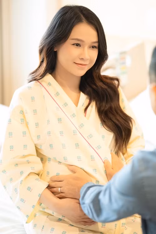 Chồng người Hàn Quốc của Sam ân cần chăm sóc khi vợ chuẩn bị lâm bồn.