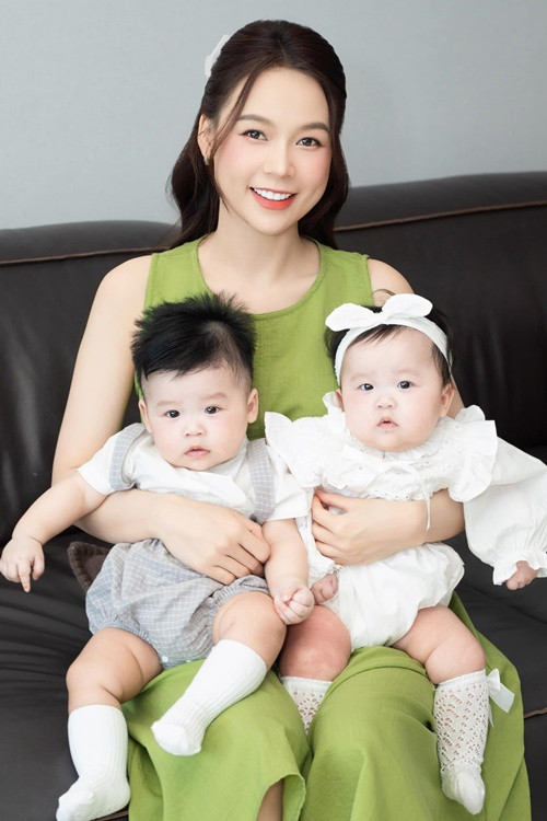 Sam thoải mái đăng ảnh các con thay vì giữ kín.