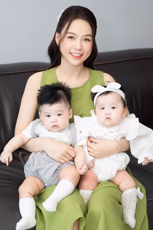 Sam thoải mái đăng ảnh các con thay vì giữ kín.