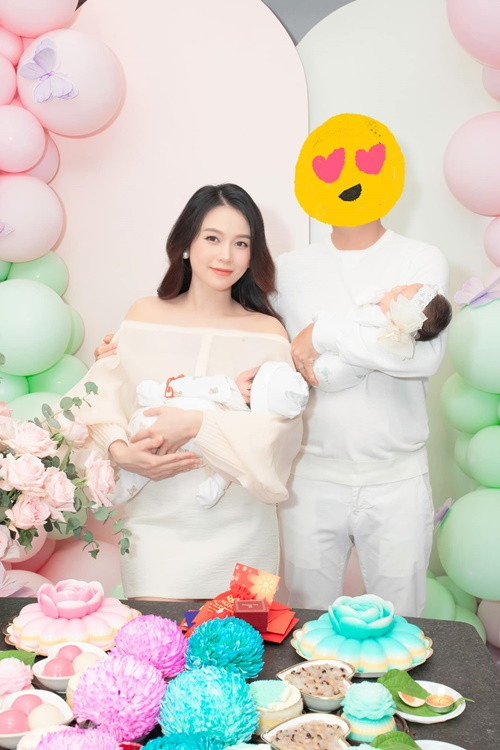 Vợ chồng Sam tình tứ trong tiệc đầy tháng của hai con.