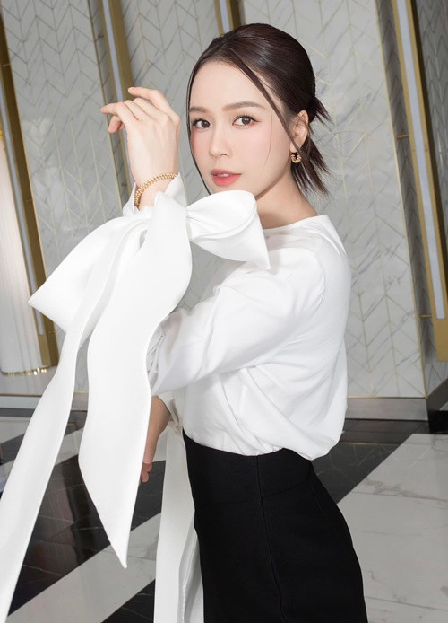 Năm 2017, khi 27 tuổi, cô có 2 triệu USD (khoảng 45 tỷ đồng), sở hữu một ngôi nhà đắt tiền.