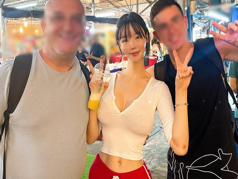 Trong một lần du lịch ở Thái Lan, cô nàng được nhiều fan nhận ra, xin chụp ảnh.