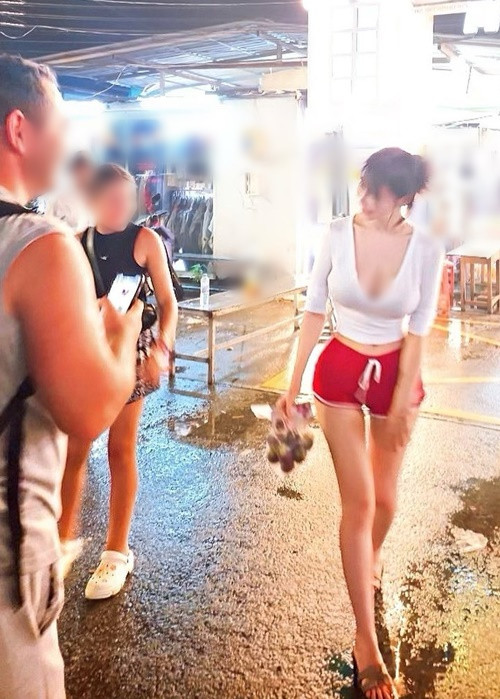 Qua ảnh chụp camera thường, Park Chae Hee vẫn nổi bật nhờ thân hình chữ S gợi cảm.