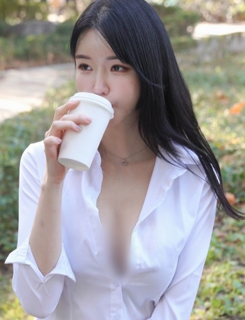 Park Chae Hee hoá nữ nhân viên công sở gợi cảm.