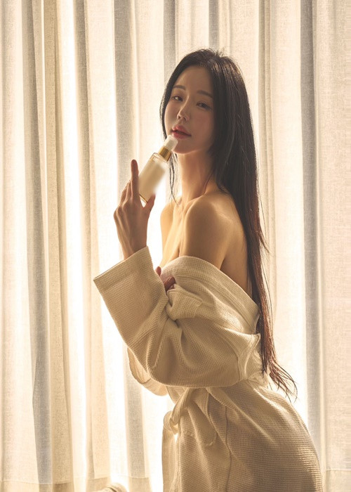 Hot girl xinh đẹp đăng ảnh mặc áo choàng hờ hững.