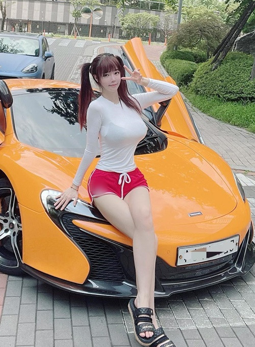 Tại Hàn Quốc, cô nàng làm người mẫu xe hơi.