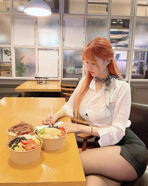 Cô nàng không bận tâm đến những lời chỉ trích về những lần ăn mặc hở quá đà.