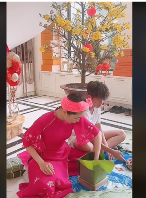 Lệ Quyên cùng con trai trong biệt thự. Dịp Tết Nguyên đán 2024, cô khoe cùng quý tử gói bánh chưng. Ảnh: TikTok Lệ Quyên.