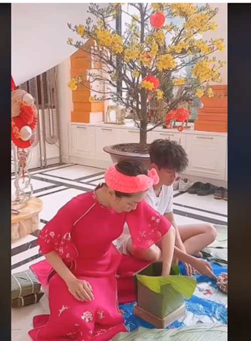 Lệ Quyên cùng con trai trong biệt thự. Dịp Tết Nguyên đán 2024, cô khoe cùng quý tử gói bánh chưng. Ảnh: TikTok Lệ Quyên.