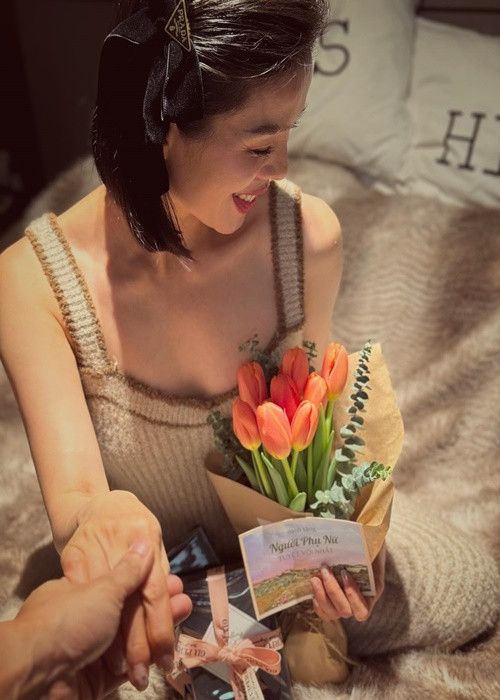 Nữ ca sĩ được bạn trai mang quà đến tận giường tặng. Ảnh: FB Lệ Quyên.