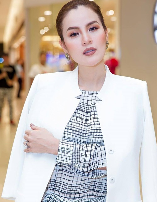 Thông tin Phương Lê bị xử phạt nhanh chóng nhận được sự quan tâm của dư luận. Về phần mình, Phương Lê vừa gửi lời xin lỗi đến khán giả. “Mọi người hãy chờ đón Phương Lê trong tương lai, Phương Lê sẽ làm việc chăm chỉ và hướng đến cộng đồng chia sẻ giúp đỡ những hoàn cảnh thiết thực nhất. Thành thật xin lỗi và cảm ơn rất nhiều!”, cô nói. Ảnh: FB Phương Lê.