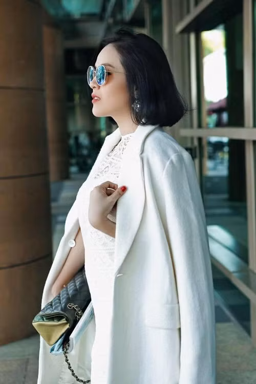 Phương Lê còn tuyên bố trả vương miện. “Kể từ ngày hôm nay Phương Lê nhận thấy mình không phù hợp với danh hiệu hoa hậu nên cho phép Phương Lê làm một người phụ nữ bình thường không danh hiệu. Phương Lê sẽ liên lạc ban tổ chức cuộc thi gửi trả lại vương miện”, cô nói. Ảnh: FB Phương Lê.