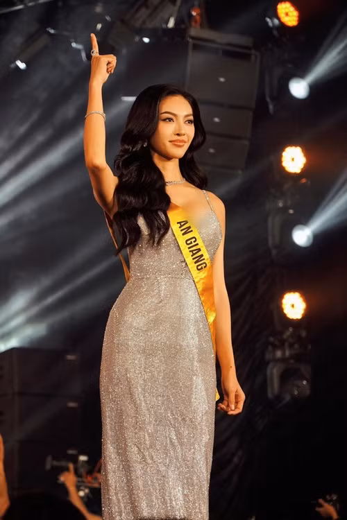 Trước khi viết ẩn ý, Thiên Hương tỏ ra rất bức xúc trước loạt tin đồn thất thiệt liên quan đến việc cô thi nhan sắc.